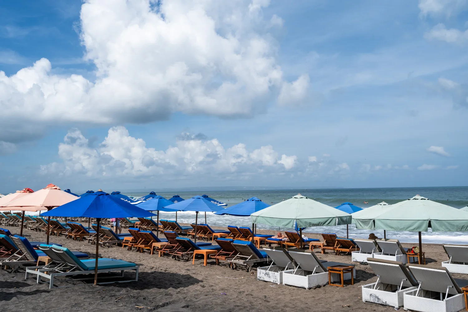 Sonnenliegen am Echo Beach