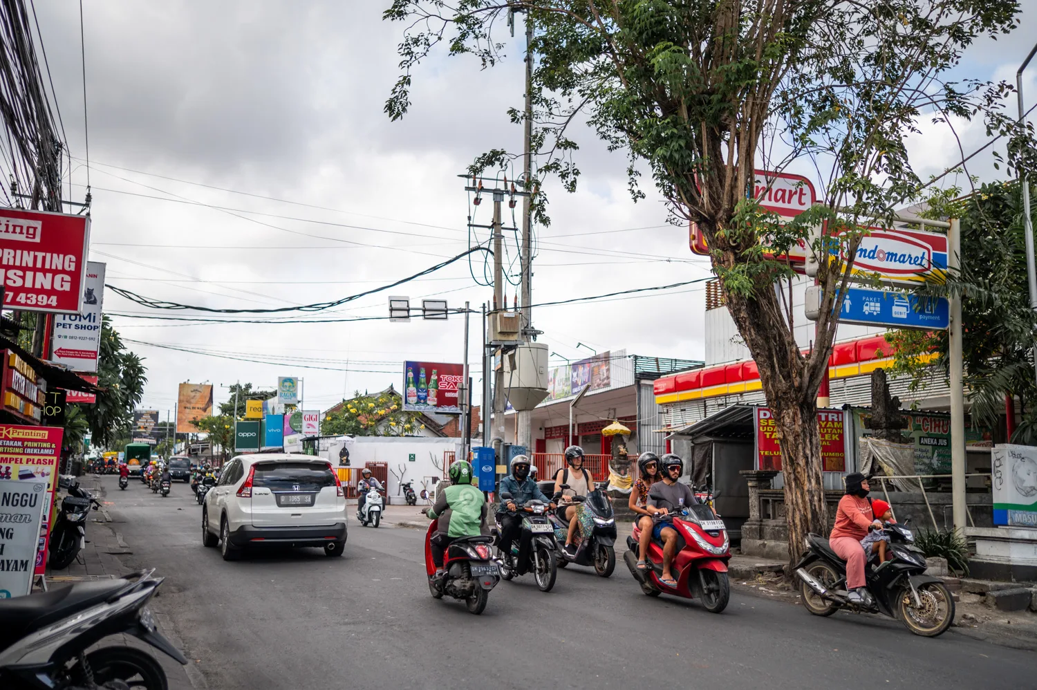 Viele Roller und Autos in Canggu