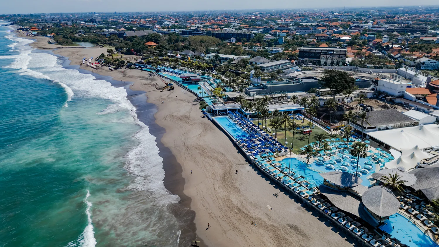 Drohnenfoto von Finns Beach Club und dem Atlas Beach Club