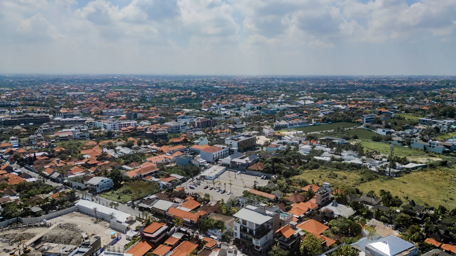 Blick über Canggu und das dicht bebaute Hinterland der Westküste