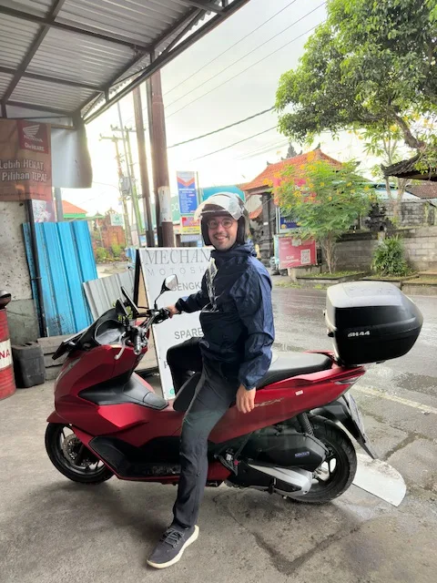 Alex auf einer Regenpause im Norden von Canggu