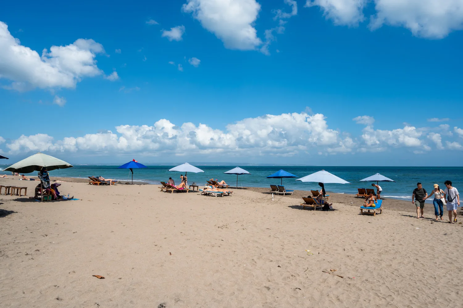 Sonnenliegen am Canggu Beach