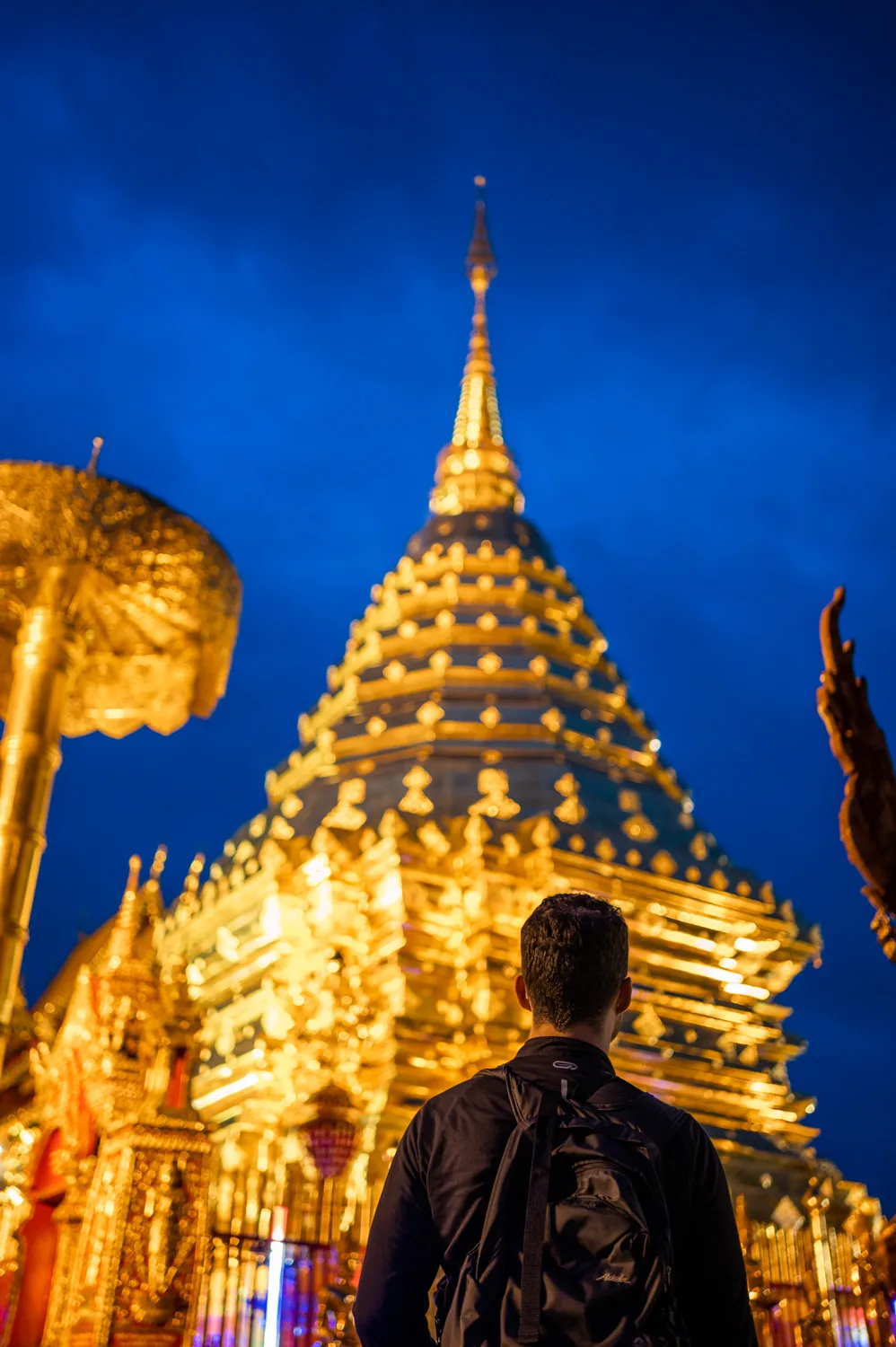 chiang mai (12) Nils Alexander Kemna am Abend im Wat Phra That Doi Suthep