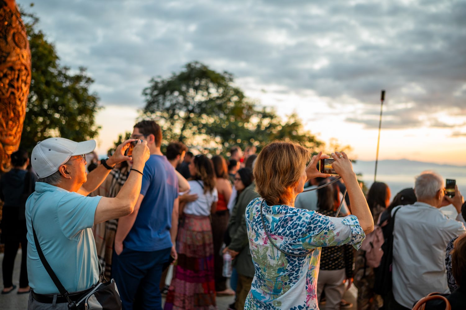Viele Touristen zum Sonnenaufgang im Wat Phra That Doi Suthep