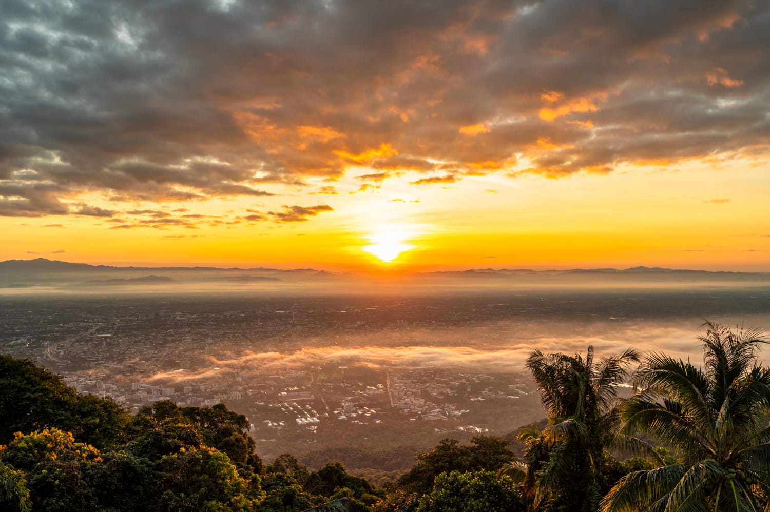 Sonnenaufgang im Wat Phra That Doi Suthep