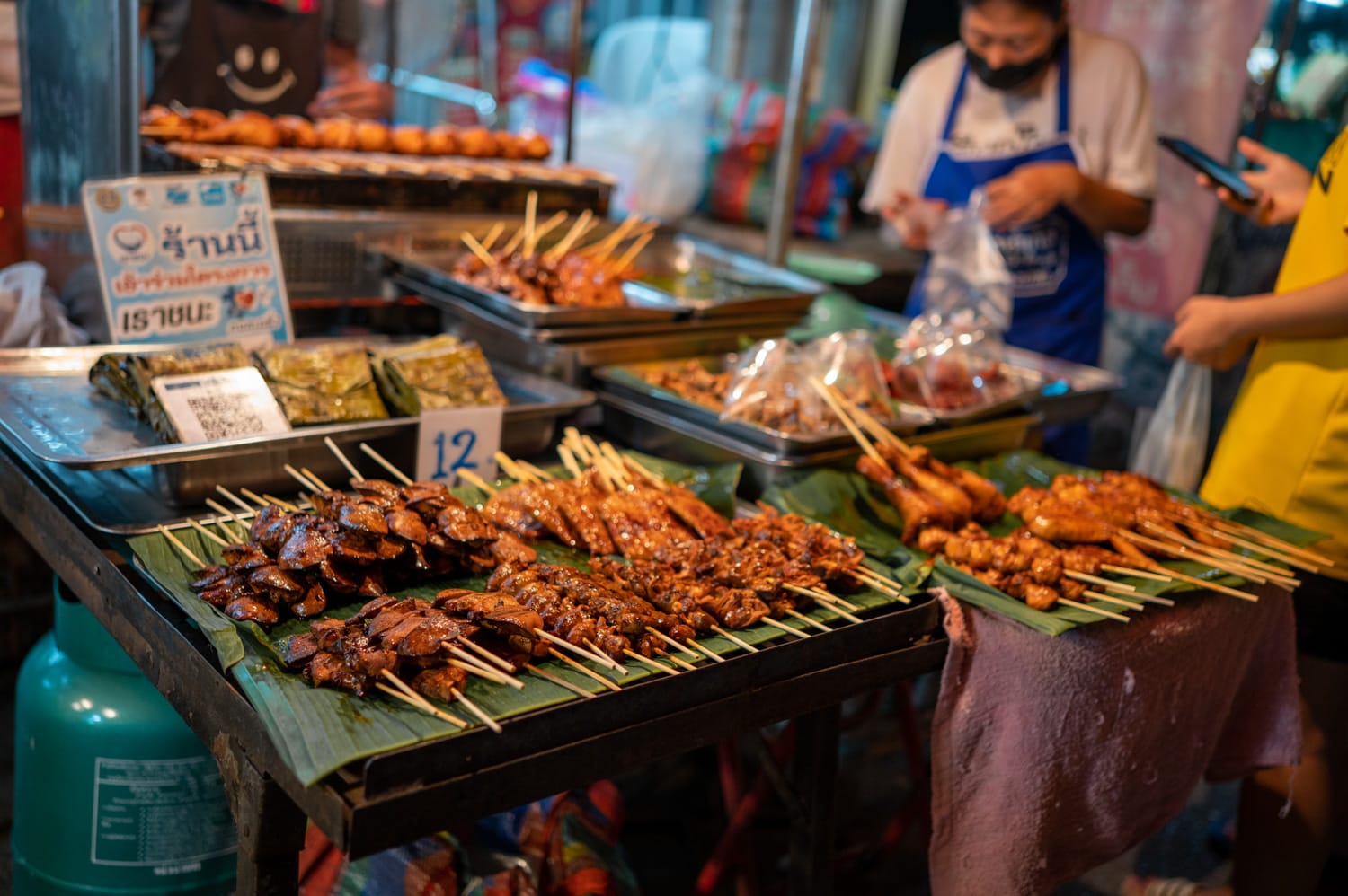 Fleischspieße auf dem JingJai Market in Chiang Mai