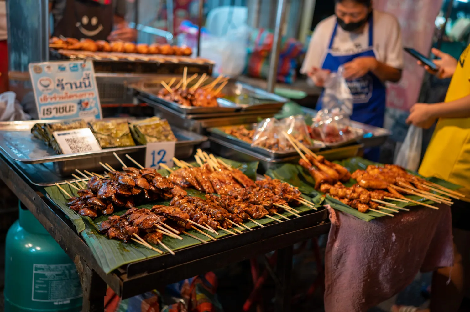 chiang mai (3) Fleischspieße auf dem JingJai Market in Chiang Mai