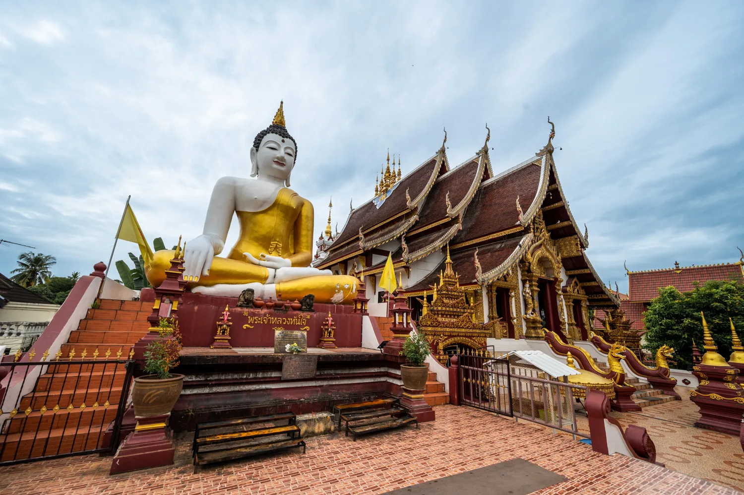 chiang mai (5) Sitzender Buddha im Wat Rajamontean in Chiang Mai