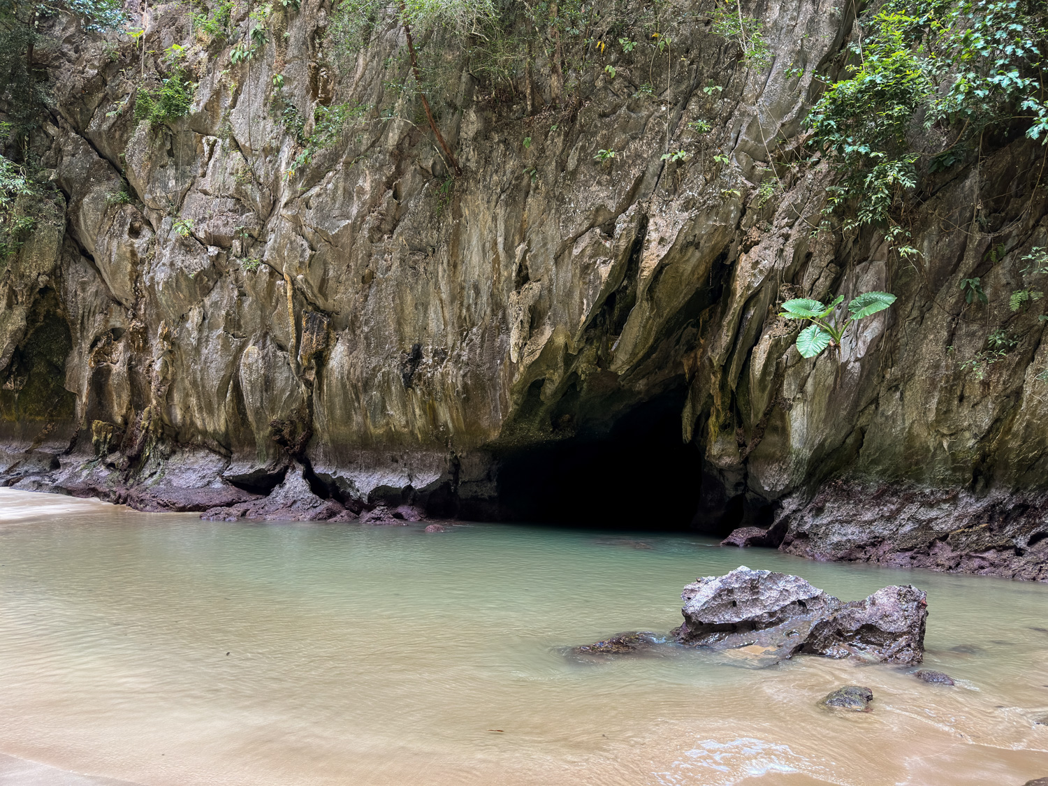 emerald cave koh mook (6) Ausgang des Tunnels in der Lagune des Emerald Cave