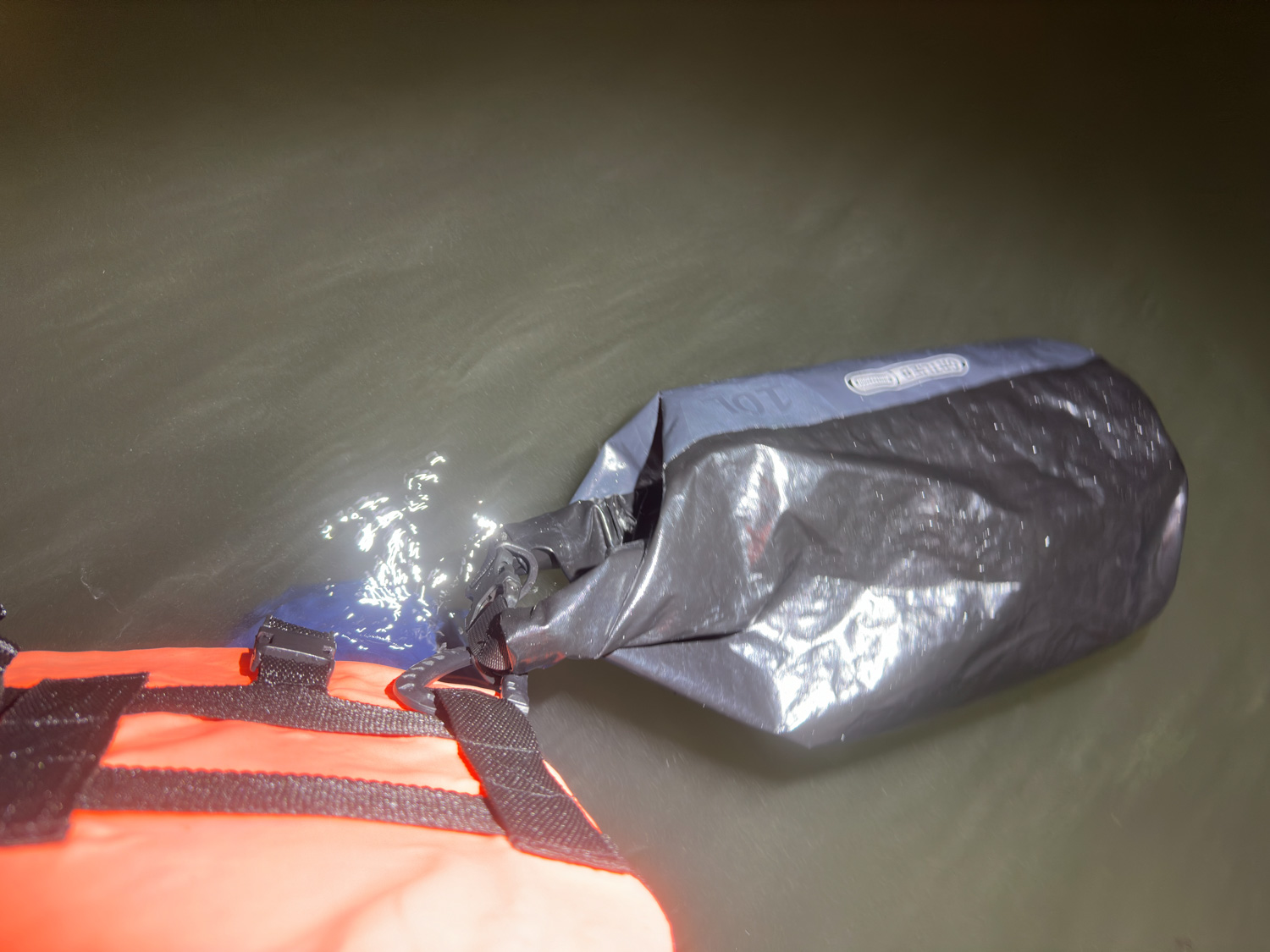 emerald cave koh mook (8) Drybag mit einem Karabiner an meiner Rettungsweste befestigt im Tunnel zum Morakot Cave