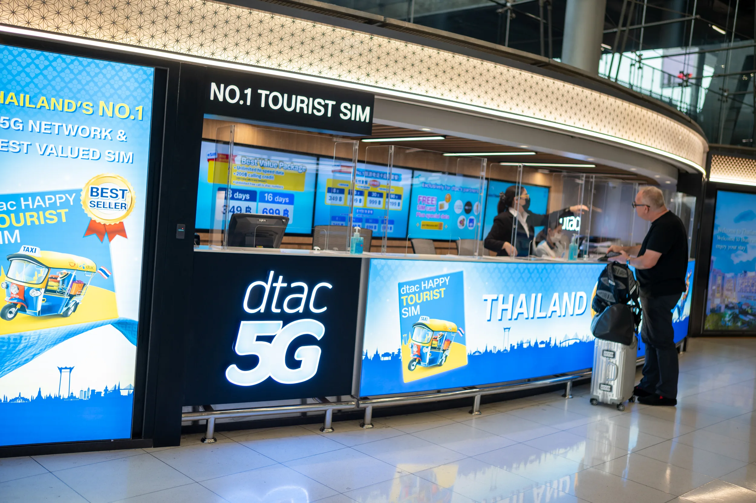 verkaufsstand für esims und physische sim karten in bangkok