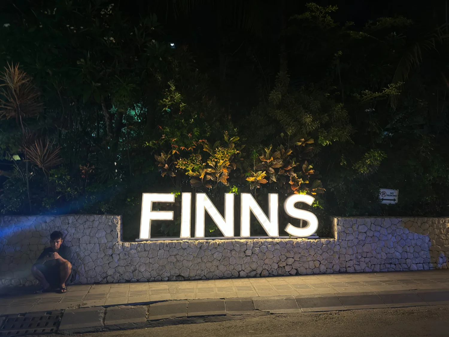 Finns Beach Club bei Nacht