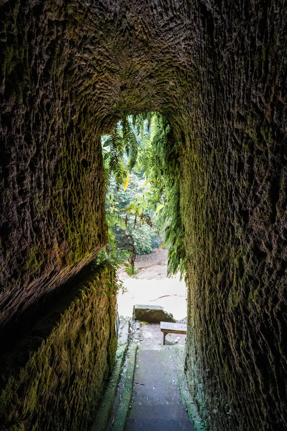 tunnel zum goa giri campuhan waterfall bei ubud auf bali