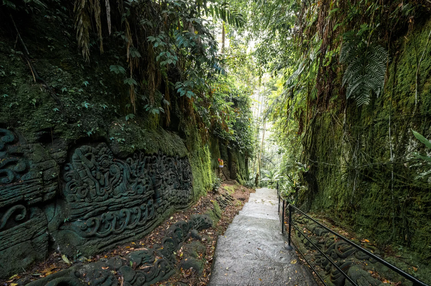 rlief am goa rang reng waterfall auf bali