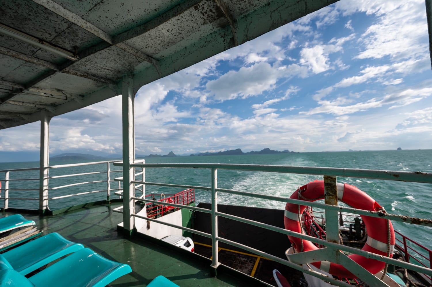 Blick vom offenen Deck einer großen Fähre über den Golf von Thailand Richtung Koh Phangan
