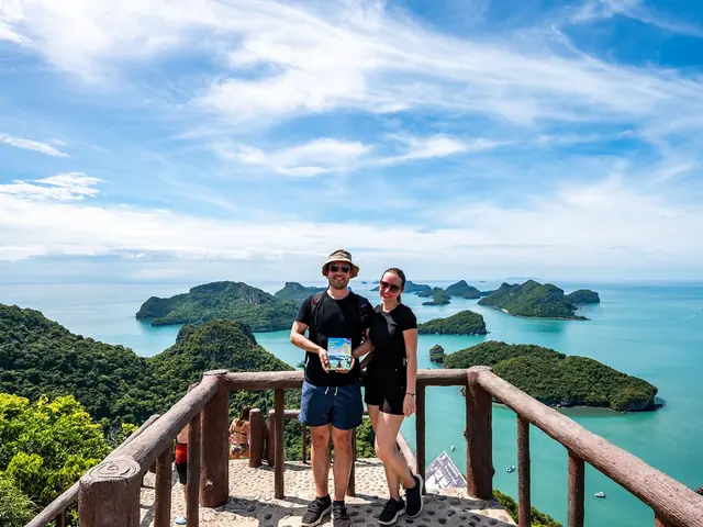 Vanessa und Alex am Aussichtspunkt im Ang-Thong-Nationalpark mit Blick auf die Inseln