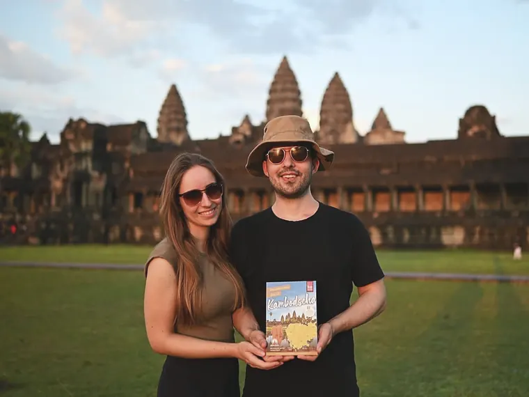 Vanessa und Alex mit ihrem Kambodscha-Reiseführer vor Angkor Wat