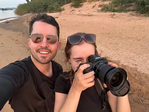 Vanessa fotografiert, Alex lacht: unterwegs auf Recherche