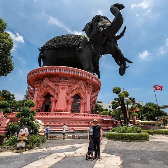 Vanessa und Alex vor dem dreiköpfigen Elefanten des Erawan-Museums bei Bangkok