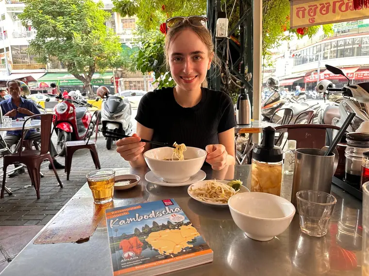 Vanessa isst Nudelsuppe an einer Garküche in Kambodscha
