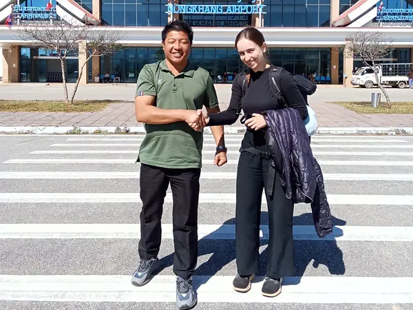 Vanessa mit ihrem Guide vor dem abgelegenen Flughafen Nong Khang in Laos