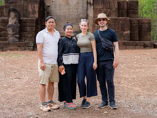Vanessa und Alex mit ihrem Freund, einem Guide aus Angkor, und seiner Frau im Tempel Preah Khan Kampong Svay in Kambodscha