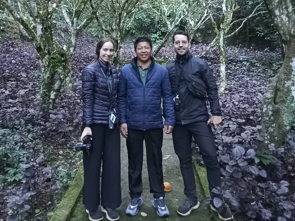 Vanessa und Alex mit ihrem Guide am Morgen bei den Höhlen von Vieng Xai in Laos