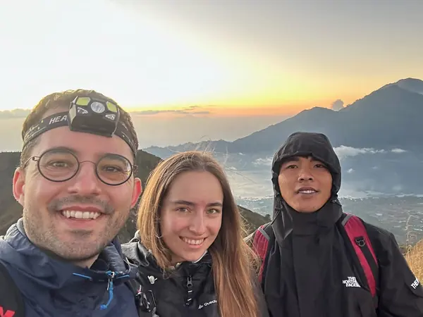 Vanessa und Alex mit ihrem Guide am Morgen auf dem Mount Batur auf Bali