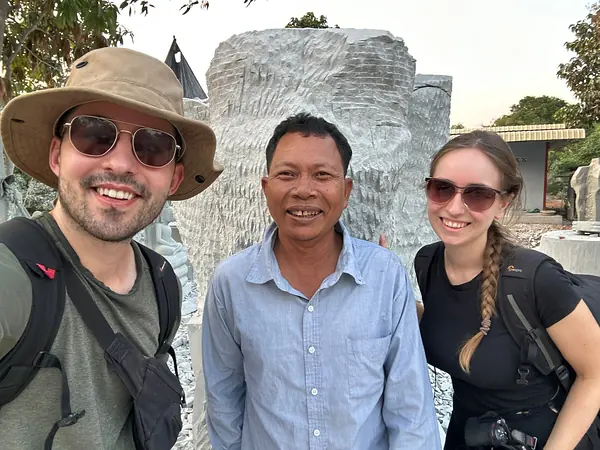 Vanessa und Alex mit ihrem Guide bei versteckten Steinmetzen in der Nähe von Kampong Thom in Kambodscha