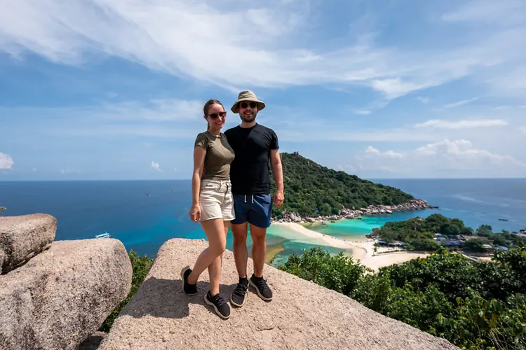 Vanessa und Alex am Aussichtspunkt auf Koh Nang Yuan bei Koh Tao, unten die Sandbank