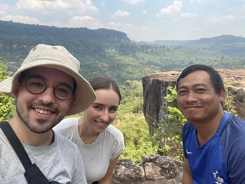 Vanessa und Alex mit ihrem Freund Vichay, Fahrer und Guide, an einem Aussichtspunkt am Phnom Kulen in Kambodscha
