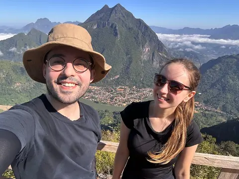 Vanessa und Alex auf dem Aussichtspunkt über Nong Khiaw in Laos