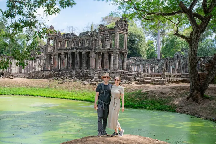 Vanessa und Alex vor dem Tempel Preah Khan in Angkor