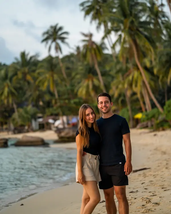 Vanessa und Alex am Strand unter Palmen, am Ende ihrer ersten Reise für den Thailand-Reiseführer