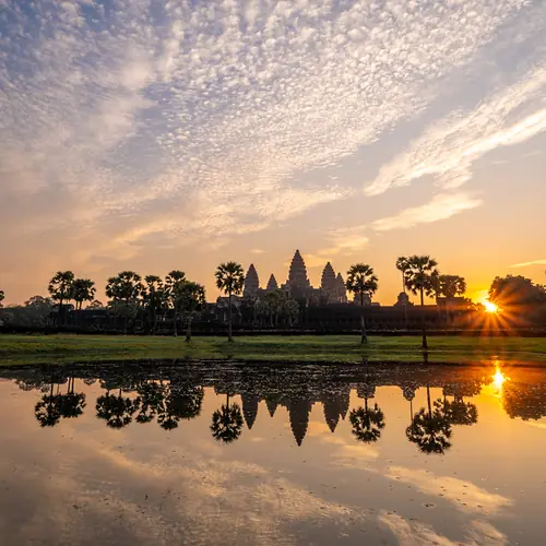 Angkor Wat bei Sonnenaufgang, gespiegelt im Wasser