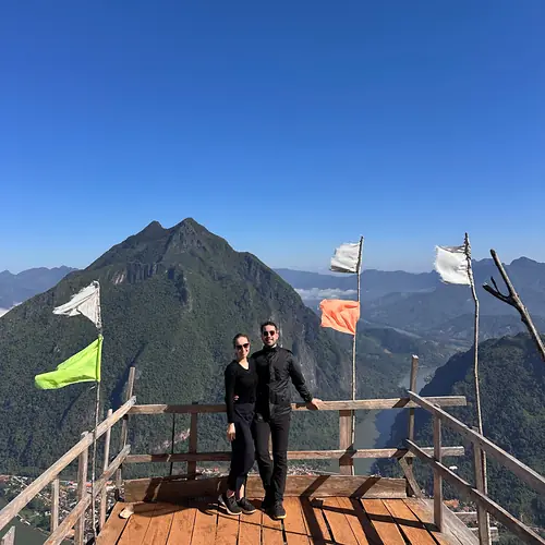 Vanessa und Alex auf einer Aussichtsplattform mit Fahnen hoch über den Bergen im Norden von Laos