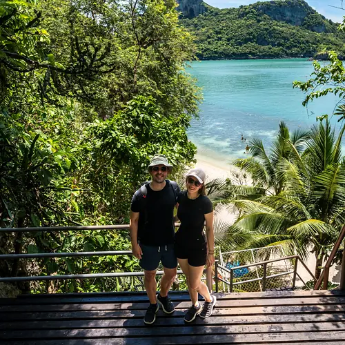 Vanessa und Alex am Aussichtspunkt im Ang-Thong-Nationalpark über einer Bucht mit Strand
