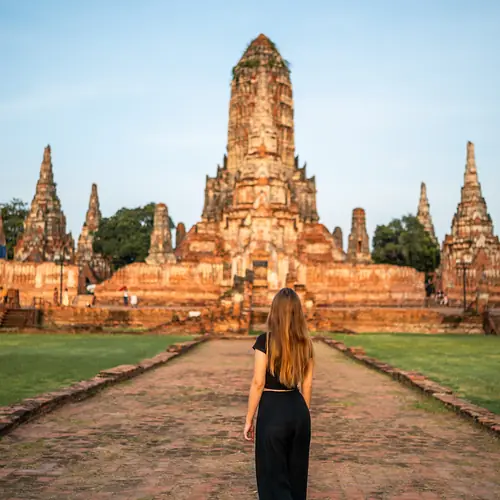 Vanessa vor dem Wat Chaiwatthanaram in Ayutthaya
