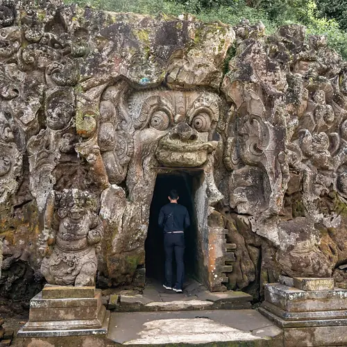 Eingang der Elefantenhöhle Goa Gajah auf Bali