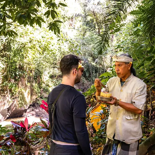 Alex im Gespräch mit einem Tempelpriester auf Bali