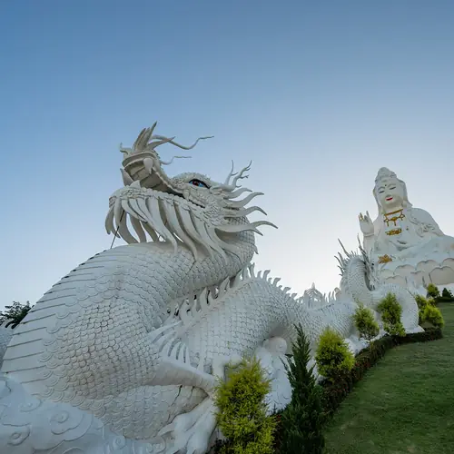 Weißer Drache und die Statue der Guanyin am Wat Huay Pla Kang in Chiang Rai