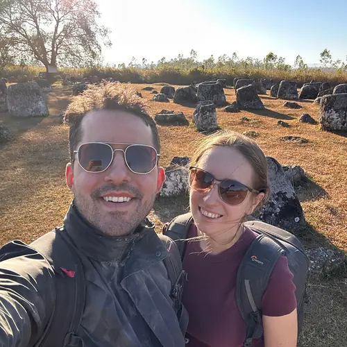 Vanessa und Alex auf der Ebene der Tonkrüge in Laos