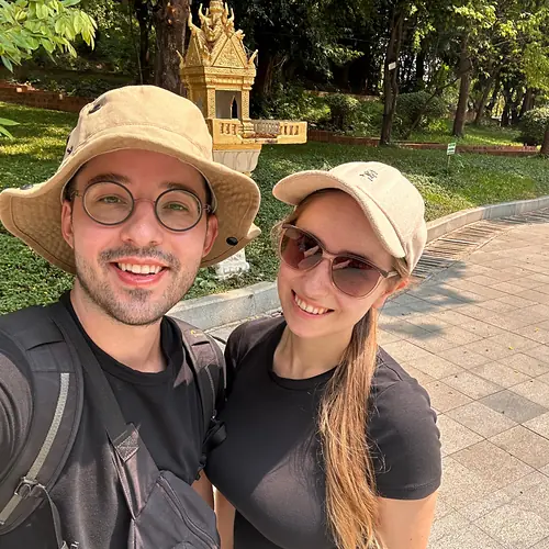 Vanessa und Alex vor einem Geisterhäuschen am Wat Phnom in Phnom Penh