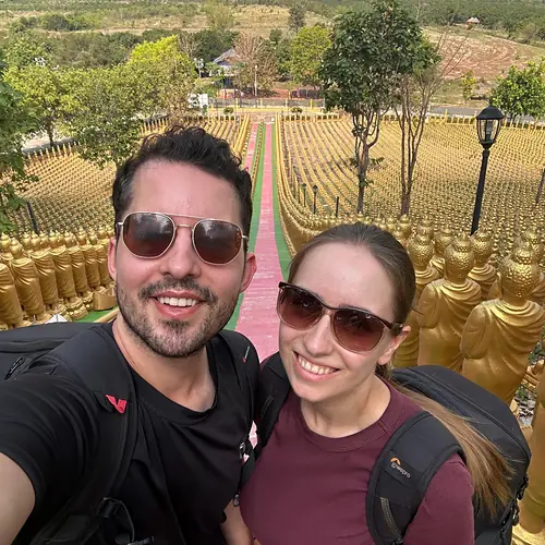 Vanessa und Alex vor langen Reihen goldener Buddha-Figuren im Wat Puth Kiri auf dem Weg von Phnom Penh nach Kampot