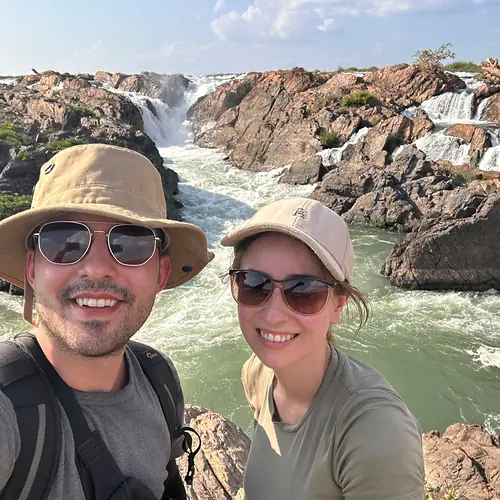 Vanessa und Alex vor den Mekong-Wasserfällen bei Don Det in Laos