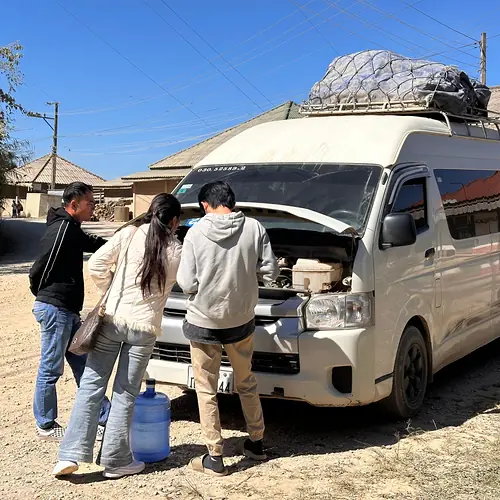 Panne mit dem Minibus zwischen Luang Prabang und Phonsavan: alle stehen an der offenen Motorhaube