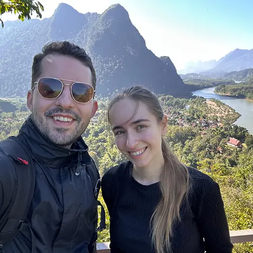 Vanessa und Alex über dem Tal des Nam Ou bei Muang Ngoi in Laos