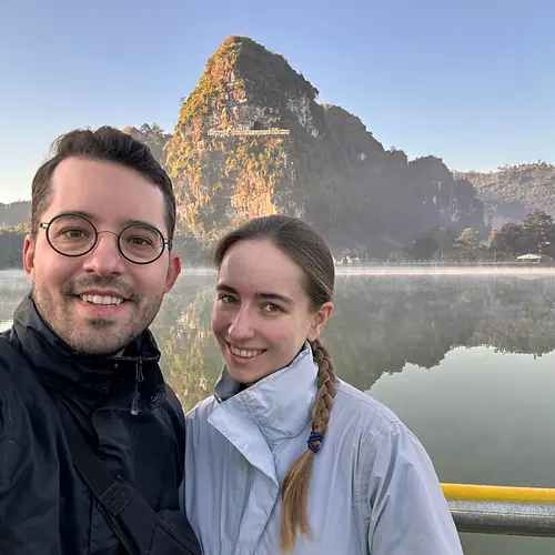 Vanessa und Alex am Morgen an einem See mit Karstberg in Vieng Xai in Laos