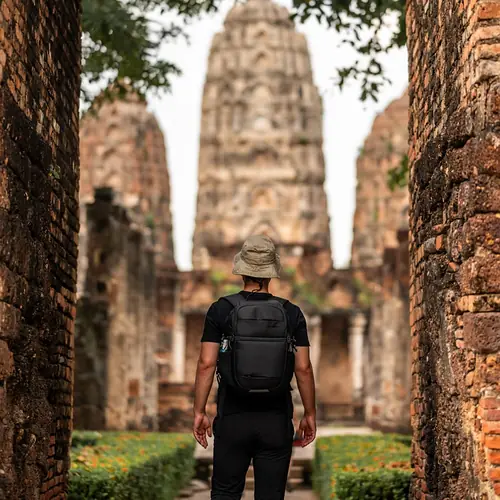 Alex auf dem Weg zu einem Tempel in Sukhothai