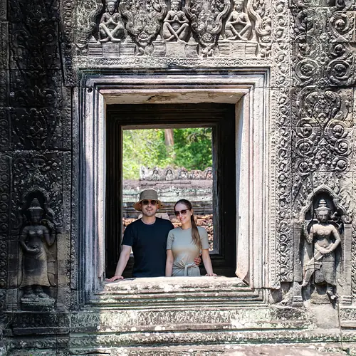 Vanessa und Alex in einem Fenster eines Tempels in Angkor